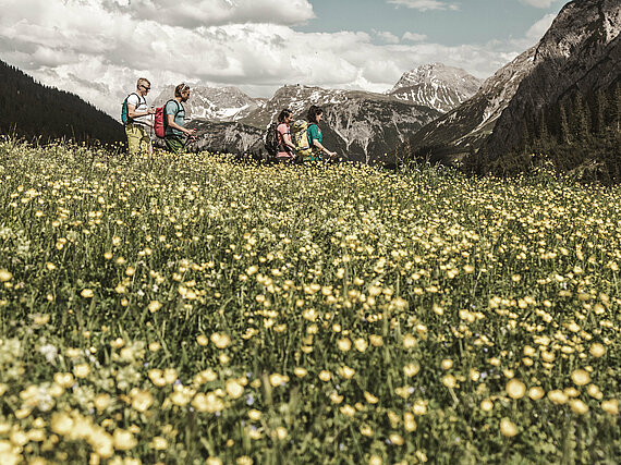 Wanderer im Sommerurlaub im Hotel Goldener Berg in Oberlech